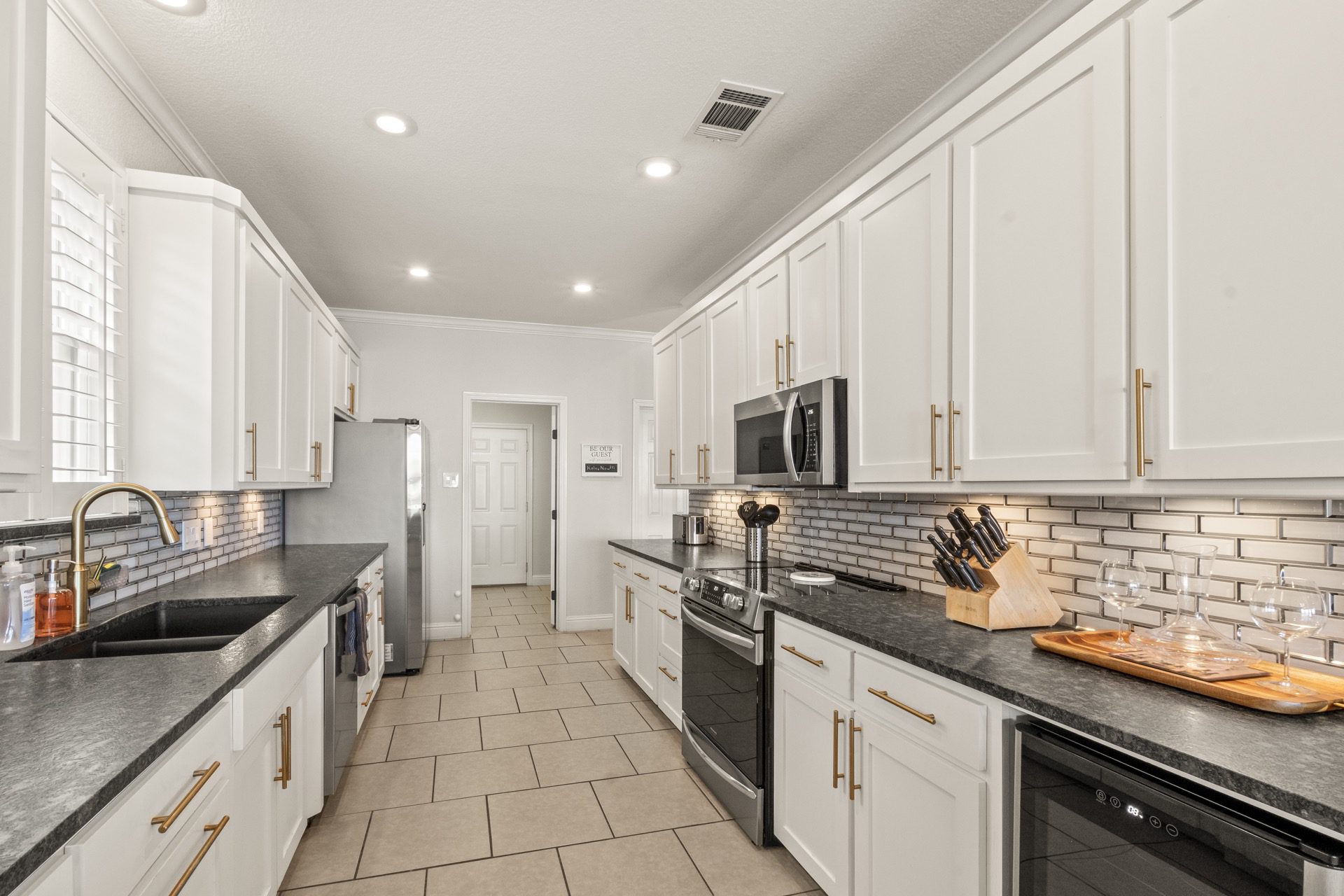 Cook in style in our modern kitchen, complete with generous counter space to bring your culinary creations to life.