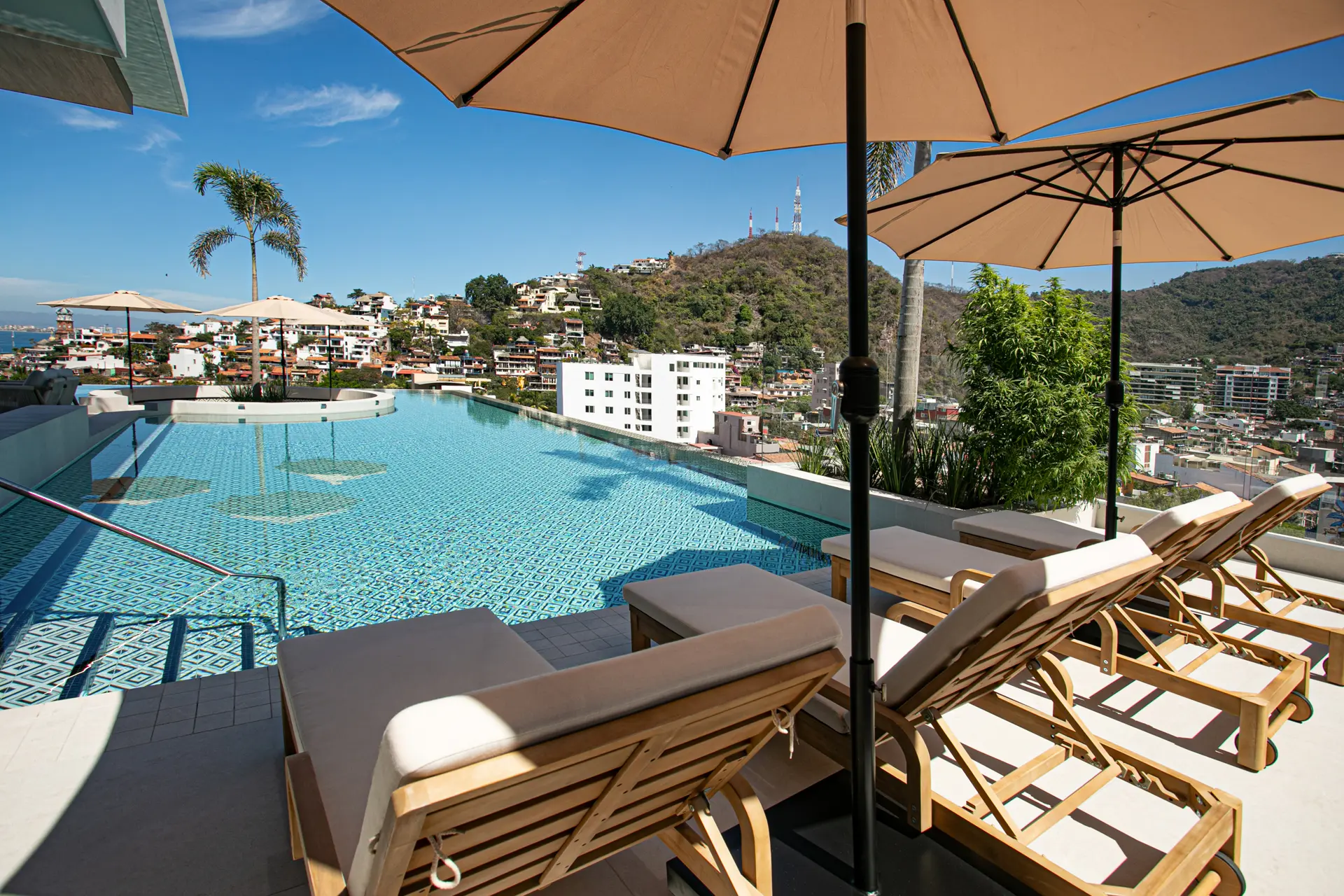 Rooftop Pool!